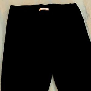Size 14 black Capri pants.